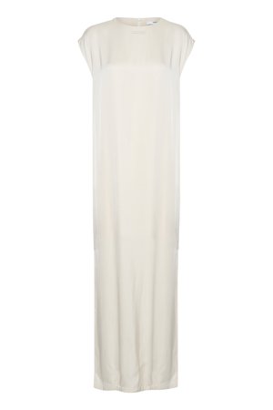 Dlouhé, světle krémové šaty vyrobené z hladké látky s volným střihem, krátkými rukávy a jemným detailem loga blízko výstřihu.
