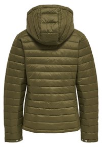 Olivengrüne gepolsterte Jacke mit Kapuze, die über ein horizontales Steppmuster, einen Reißverschluss und knöpfbare Manschetten verfügt. Glatte Textur mit Glanz.