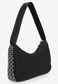 Bolso de hombro negro con una tela texturizada, que cuenta con un cierre de cremallera y está adornado con strass plateados a lo largo de un lado.