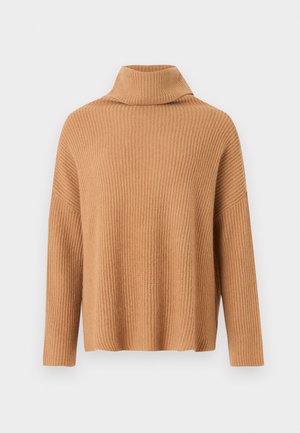 Brązowy prążkowany sweter z golfem o luźnym kroju, z opuszczanymi ramionami i miękką fakturą. Brak widocznych zapięć ani wzorów.