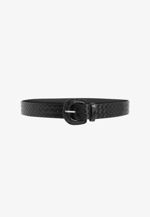 Ceinture en cuir tressé noire avec une boucle rectangulaire arrondie et une épingle en métal, présentée à plat et attachée sur un fond blanc.