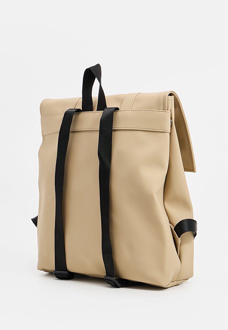 Zaino beige a roll-top con spallacci e manici neri regolabili, mostrato in posizione verticale su uno sfondo bianco.