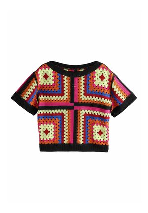 Haut à manches courtes en crochet avec des motifs carrés géométriques colorés en noir, rose, orange, bleu et jaune.
