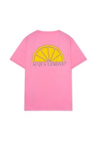 Rosa bomull t-shirt med korta ärmar. Har en stor grafisk bild av en gul citronskiva med texten "ACQUA LIMONE" nedanför i grått.
