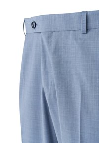 Helleblaue Hose aus leichtem Stoff mit glatter Textur, einem einzelnen Knopfverschluss und einem dezenten vertikalen Muster auf der Oberfläche.