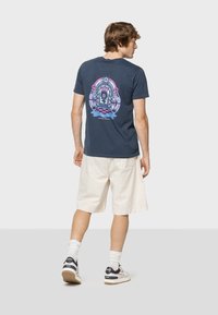 Kaotiko PLANET Z UNISEX - Triko s potiskem - navy blue