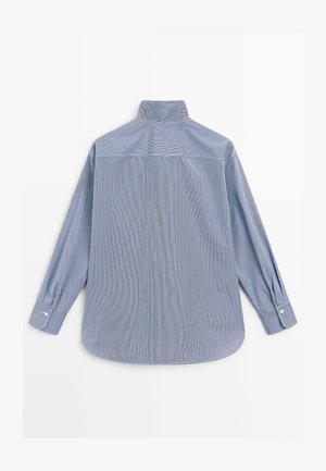 Vista posteriore di una camicia a maniche lunghe, a righe sottili azzurre e bianche, con polsini abbottonati e colletto alto.