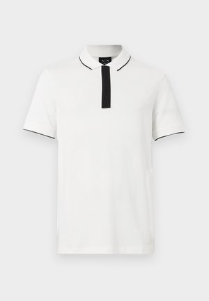 Weißes Poloshirt mit kurzen Ärmeln, schwarzem Besatz am Kragen und den Ärmeln, schwarzer Knopfleiste und Armani Exchange-Logo auf dem inneren Kragenetikett.