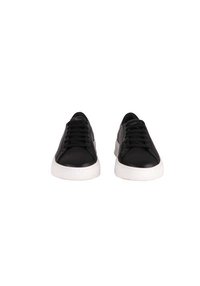 Sorte lærersneakers med en glat tekstur, præget af et lavtopdesign, hvid gummisål og klassisk snørestil med seks snørehuller.