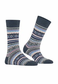 Chaussettes de crew bleu foncé avec des motifs géométriques et floraux multicolores complexes dans des tons de rose, blanc et bleu clair.