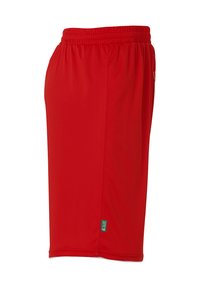 Shorts de sport rouges en tissu léger, dotés d'une taille élastique, de coutures latérales et d'une petite étiquette logo en bas de l'ourlet.