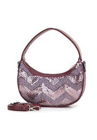 Bordeaux kleurige handtas met pailletten in een ronde vorm, met een chevronpatroon. Inclusief een afneembare schouderriem en leren accenten.