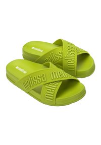 Infradito in gomma verde con fasce incrociate e marchio "melissa" in rilievo. Suole testurizzate per una buona aderenza, bordi arrotondati e design piatto.