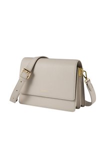 Sac à main en cuir texturé gris clair avec un rabat et une bandoulière réglable. Quincaillerie dorée et détail de logo en relief à l'avant.