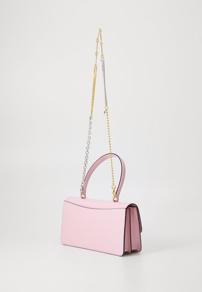 Borsa a mano in pelle rosa con una design rettangolare piatto, caratterizzata da bordi neri e catene a doppio colore in oro e argento.