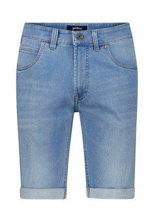 Lichtblauwe denim shorts met opgerolde zoom, knoop- en ritssluiting aan de voorkant, riemlussen en voorzakken op een witte achtergrond.