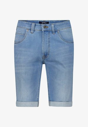 Lichtblauwe denim shorts met opgerolde zoom, knoop- en ritssluiting aan de voorkant, riemlussen en voorzakken op een witte achtergrond.