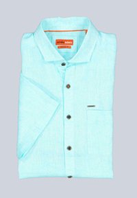 Himmelblaues kurzärmliges Hemd aus einem strukturierten Stoff, mit einer durchgehenden Knopfleiste, Brusttasche und Markenlabel im Kragen.