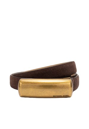 Ceinture en daim marron avec une grande boucle rectangulaire en or gravée de "Michael Kors" sur fond blanc.