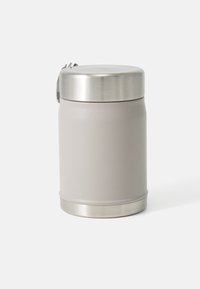 Isolert matbeholder med en matt beige kropp og et lokk i rustfritt stål. Har en jevn tekstur og en subtil, buet form.