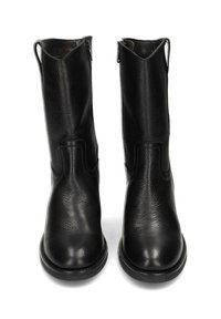 Botas de cuero negras hasta el tobillo con un acabado texturizado, punta redonda y acentos laterales elevados. Presentan un tacón bajo y robusto y pestañas de agarre.