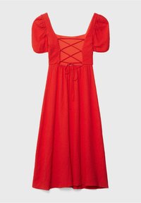 Punaväri kleit, millel on ruudukujuline kaelus, puffvarrukad, tekstuuriga kangas ja tõmbluku vöökoht, millel on ristpidi detaile seljal.