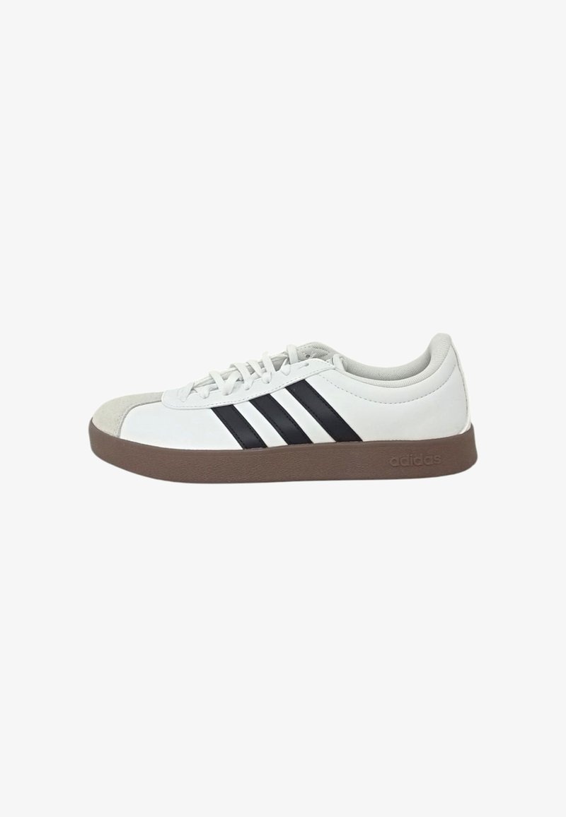 Weißer Sneaker mit grauem Wildlederzehenkappen, schwarzem Drei-Strich-Design und brauner Gummisohle. Verfügt über eine Schnürung vorne und einen gepolsterten Kragen.