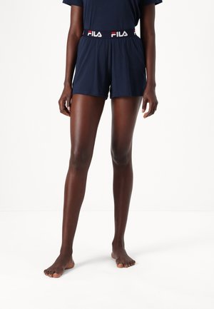 Shorts bleu marine avec une taille élastique, arborant un logo FILA rouge et blanc. Fabriqués à partir d'un tissu doux, ils sont décontractés et confortables.