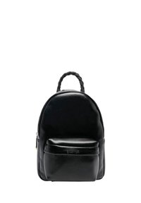 Zaino in finta pelle nera con forma arrotondata, manico superiore intrecciato e tasca con zip frontale. Texture liscia con embellishments minimi.