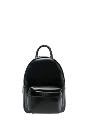 Zaino in finta pelle nera con forma arrotondata, manico superiore intrecciato e tasca con zip frontale. Texture liscia con embellishments minimi.