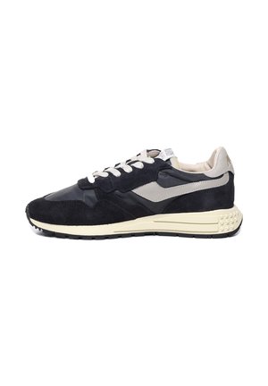 Sneakers blu navy con pannelli in suede e pelle, dettagli beige, lacci bianchi e una suola testurizzata. Presentano una soletta ammortizzata per il massimo comfort.