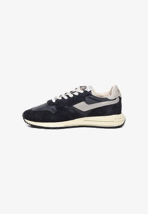 Sneakers blu navy con pannelli in suede e pelle, dettagli beige, lacci bianchi e una suola testurizzata. Presentano una soletta ammortizzata per il massimo comfort.