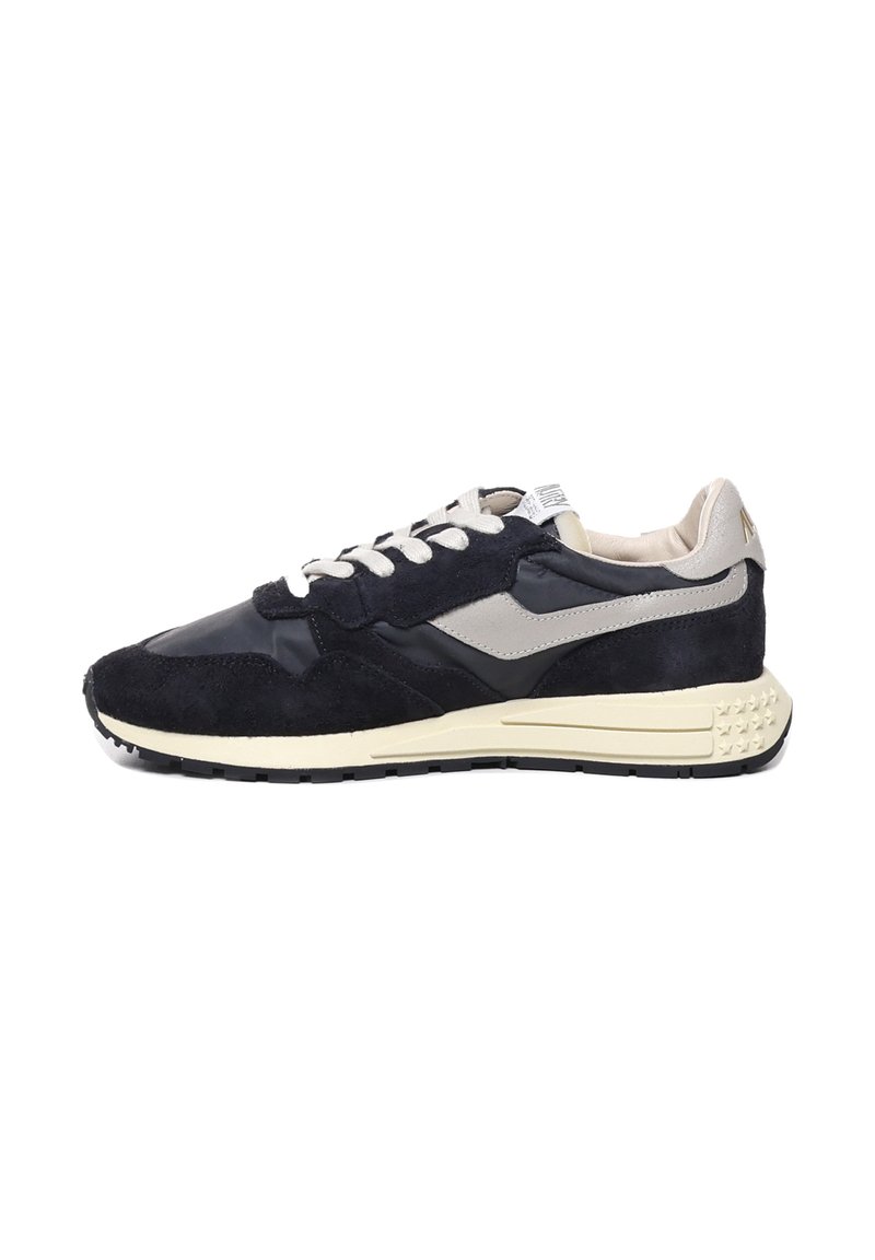 Sneakers blu navy con pannelli in suede e pelle, dettagli beige, lacci bianchi e una suola testurizzata. Presentano una soletta ammortizzata per il massimo comfort.