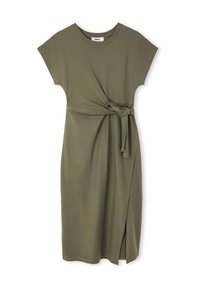Olivgrünes Midi-Kleid aus weichem Stoff, mit kurzen Ärmeln, einem geknoteten Taillendetail und einem seitlichen Schlitz für Bewegungsfreiheit.