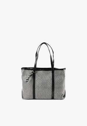 Zwart-witte boodschappentas met visgraatmotief, lange zwarte riemen en een klein gevlochten accessoire aan één kant.