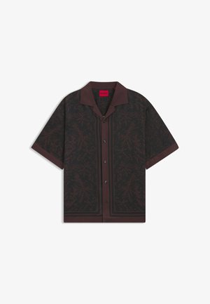 Chemise à manches courtes boutonnée de couleur brun foncé avec un motif floral, col et bordure bordeaux contrastants, présentant une coupe décontractée et des boutons noirs.