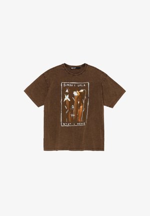 Braun Baumwoll-T-Shirt mit einem zentrierten Grafikdruck von Blumen und Figuren in weißen und orangefarbenen Tönen, Rundhalsausschnitt und kurzen Ärmeln.