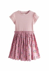 Rosa klänning med ribbat liv, spetsärmar och blomtryckt kjol med rynkdetalj och vågig nederkant. Mjukt tygliknande textur.