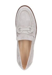 Mocassini in suede grigio chiaro con una finitura liscia, caratterizzati da un'accento decorativo a catena e un design a punta. Suola marrone.