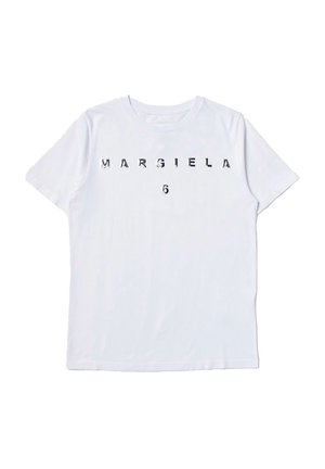 T-shirt bianca in cotone con il testo "MARGIELA" e il numero "6" in nero, stampati sul petto con un carattere sans-serif moderno.