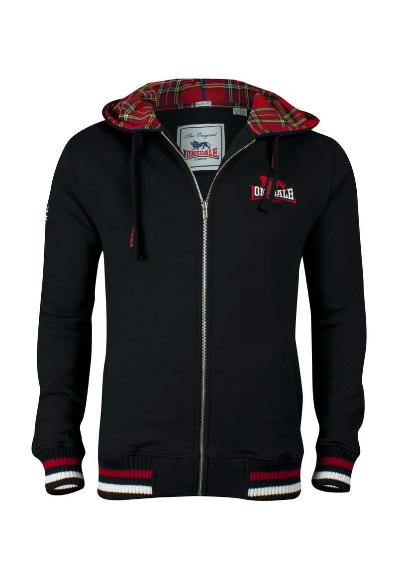 Sort zip-up hættetrøje med en rød og ternet foret hætte, der har ribbede manchetter og kant med røde, hvide og brune striber; logo på brystet.