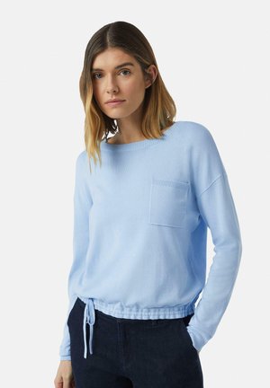 Lichtblauwe sweatshirt gemaakt van zacht materiaal met een ronde hals, lange mouwen, een borstzak en een trekkoord onderaan voor aanpassing.