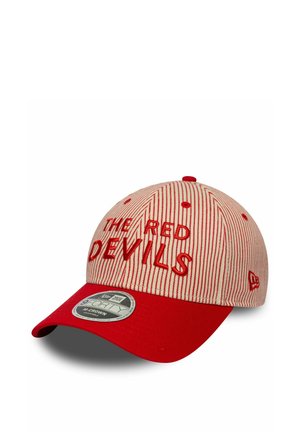 Casquette avec une visière structurée rouge et un devant beige rayé. "LES DIABLES ROUGES" brodé en lettres rouges. Présente un logo circulaire sur le côté.