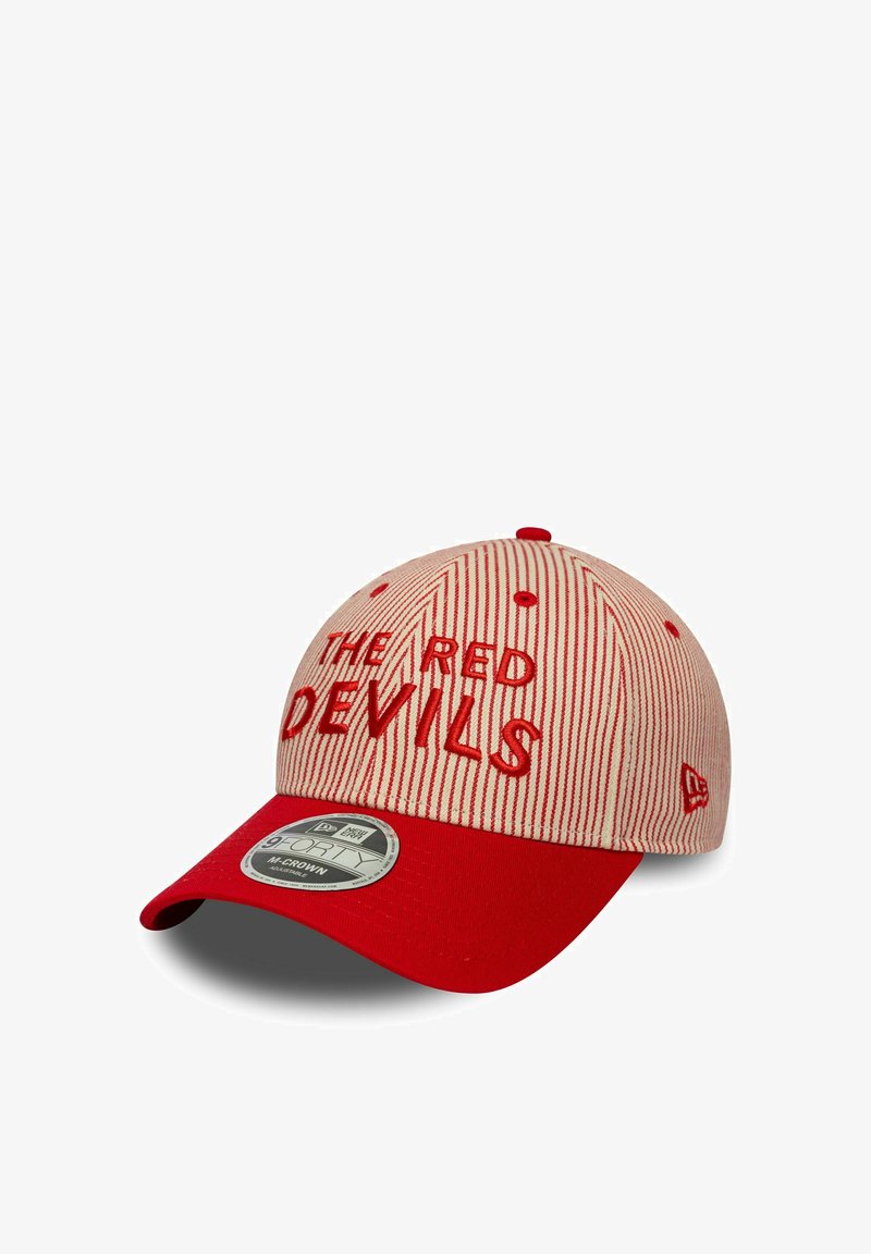 Cap mit einem strukturierten, roten Schirm und gestreifter, beiger Vorderseite. "THE RED DEVILS" in roten Buchstaben gestickt. Auf der Seite befindet sich ein kreisförmiges Logo.