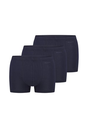 Tre par mørkeblå herreboxershorts arrangeret side om side på en hvid baggrund.