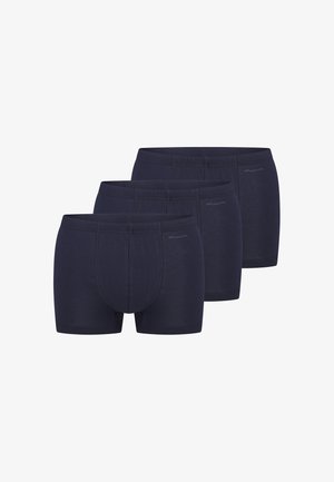 Tre par mørkeblå herreboxershorts arrangeret side om side på en hvid baggrund.