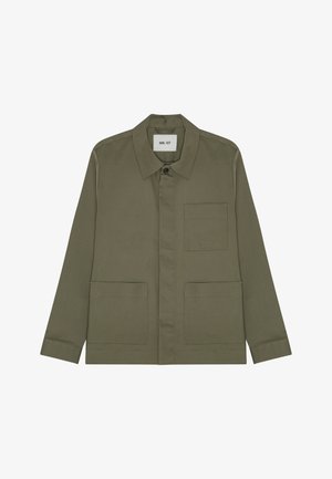 Olijfgroene jas met een kraaghalslijn, voorste knoopsluiting en twee grote opgestikte zakken, gemaakt van een gladde stof met een gestructureerd ontwerp.