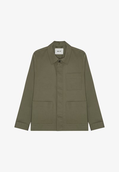 Oliwkowa kurtka z kołnierzykiem, z przodem na guziki i dwiema dużymi kieszeniami naszytymi, wykonana z gładkiego materiału o sztywnym kroju.