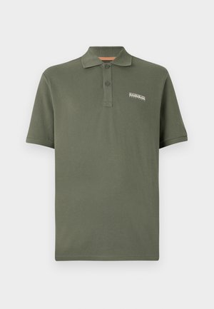 Olivgrünes Baumwoll-Polohemd mit einer Knopfleiste mit drei Knöpfen, kurzen Ärmeln und einem kleinen Logo hinten auf der Brust. Weicher Stoff, klassischer Schnitt.