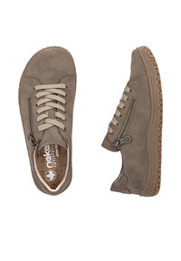 Chaussures décontractées en daim taupe à lacets avec fermetures éclair latérales et semelles en caoutchouc texturées, vues de dessus et de côté.